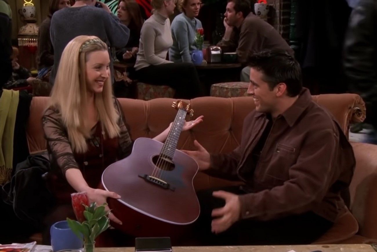 Lisa Kudrow couldn't play the guitar.jpg